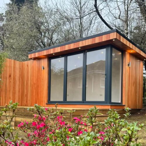 bespoke-garden-rooms-for-small-spaces-maximising-space-and-aesthetics-min Bespoke Garden Rooms for Small Spaces: Maximising Space and Aesthetics